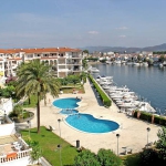  Gran Lago 62, 3/1 is an apartment in a block Gran Lago. In the district of San Mauricio 3 km from the centre of Empuriabrava, 3 km from the sea, located by a road. It has a view to a lake and to a swimming pool. This is a 4-room apartment on 3rd floor with living/dining room, terrace, 3 bedrooms and a bathroom. Kitchen is equipped with oven and freezer For shared use: garden with lawn and trees, swimming pool kidney shaped (6 x 11 m, 15.06.-15.09.) with built-in steps. Paddling pool, outside shower. Nearby shops, grocers are 300 m away, supermarket 400 m, shopping centre 3 km, restaurants, bar 300 m, sandy beach 