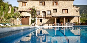  Aquesta masia catalana disposa d'una piscina gran i servei de massatges. A més, ofereix aparcament i Wi-Fi gratuïts.
