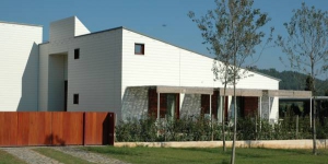  Offering a quiet setting in Maià de Montcal, La Fustana features spacious rooms with terraces. It is housed in a modern building, constructed from recycled materials and wood from local forests.