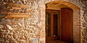  Located in La Bolleria, less than 15 minutes’ drive from L’Escala and San Martí de Empuries beaches, Can 28 offers rustic-style rooms with private bathrooms. It has a garden with an outdoor pool and barbecue facilities.