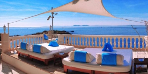  Implanté en front de mer, le Vistabella offre une vue imprenable sur la baie de Roses et les montagnes environnantes. Il propose des hébergements avec balcon, un spa et 4 restaurants, dont l'Els Brancs, étoilé au guide Michelin.
