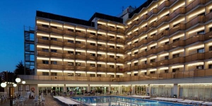  Отель H Top Royal Beach располагает открытым бассейном и террасой на крыше с гидромассажной ванной. Отель находится в 50 метрах от пляжа Феналс в Ллорет-де-Мар.