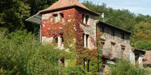  Set in a pretty manor house in Rocabruna Valley, Casa Etxalde is situated 8 km from Camprodón in the Catalan Pyrenees. It is surrounded by green gardens and an outdoor swimming pool.