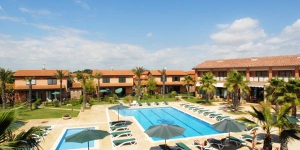  L'Hotel Clipper & Villas propose des chambres et des villas élégantes dotées d'une connexion Wi-Fi gratuite et réparties autour d'une piscine extérieure. Situé à El Mas Pinell, ce complexe se trouve à seulement 60 mètres de la plage de Pals.