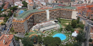  Situato a 500 metri dalla spiaggia di Fenals, il Samba vi attende per offrirvi una piscina all'aperto stagionale e vedute su Lloret. Tutte le camere sono arredate in modo funzionale e vantano un balcone privato.