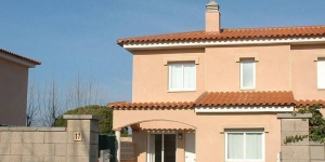  Terraced holiday home located in l Escala. at 1 km from the beach of Riells and 1 km from the shopping centre.