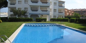  Holiday apartment located at 150m from Platja de Pals beach and at 50m from the shopping centre of Platja de Pals. The apartment has a terrace and parking.