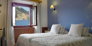  El Hotel Cap d'Or se encuentra frente a la playa, en Tossa de Mar, y junto al casco antiguo. Ofrece habitaciones con conexión Wi-Fi gratuita y baño privado.
