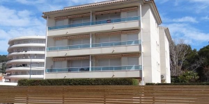  L'Apartamentos Las Brisas est situé dans le centre de L'Estartit, à seulement 50 mètres de la plage. Situé dans une propriété privée, il possède un jardin avec une piscine extérieure commune.