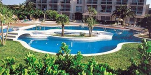  Aquest hotel amb encant, situat al costat de la cala Montgó, als afores de l'Escala, a la Costa Brava, ofereix unes instal·lacions fantàstiques, com ara una piscina exterior i un restaurant. Podeu passar el dia relaxant-vos al costat de la piscina, on podeu prendre el sol i capbussar-vos-hi quan fa calor.