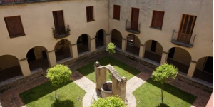  El Casa Convent Peralada ocupa un edifici històric situat a la ciutat medieval de Peralada, a només 170 metres del castell. Aquest claustre restaurat està envoltat de jardins i disposa de terrasses àmplies i d'un pati central.