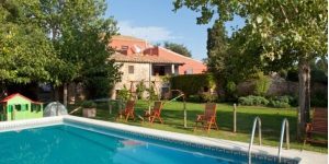  Mas Masaller is a 13th-century farmhouse turned into a stylish hotel just 3 km from La Bisbal d’Empordà. It has a swimming pool and free bicycle hire.