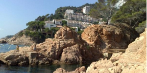  L'establiment Apartamentos Cala Salions està situat a 200 m d'una platja privada i ofereix aparcament privat gratuït. Alguns dels apartaments disposen d'una terrassa moblada amb vista sobre el mar i les muntanyes.