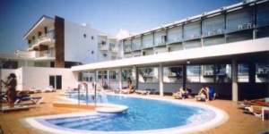  Placé à Palafrugell, ville réputée pour sa beauté, cet hôtel dispose d'une piscine et d'un jardin, parfaits pour prendre de bons bains de soleil catalan. L'Hotel Port-Bo présente également un restaurant proposant des buffets équilibrés.