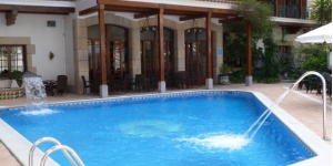   Aufenthalt im Herzen von Lloret de Mar  Das Hotel Carolina begrüßt Sie in einem ruhigen Teil von Lloret nur 175 m vom Strand und wenige Gehminuten vom Einkaufsviertel entfernt. Freuen Sie sich hier auf Zimmer mit Poolblick.