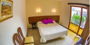   Stay in the Heart of Lloret de Mar  Set 450 metres from Lloret de Mar Beach and around 150 metres from the city centre, Hostal Santa Ana offers simple, bright rooms with private bathrooms. Some rooms have a private balcony.