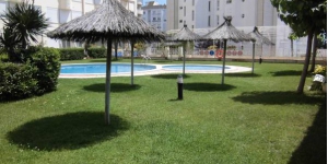  El Majestic se encuentra a 200 metros de la playa de Fenals de Lloret de Mar. Este establecimiento rodeado de jardines alberga una piscina al aire libre de temporada y ofrece apartamentos con aire acondicionado, terraza privada y barbacoa.