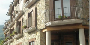  La Fonda Cal Daldó està situada a Planoles, a la vall de Ribes. Ofereix un restaurant i internet Wi-Fi gratuïta a les zones comunes.
