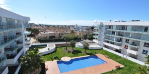  Apartamentos Porto Mar ligt naast het natuurpark Aiguamolls in Roses en biedt een buitenzwembad, een tuin en een zonneterras. Het strand bevindt zich op 5 minuten rijden.