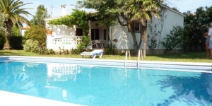  Detached house with private swimming pool 5x10m approx and a large plot. It is located in a quiet residential area.