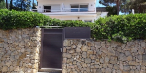  Gregal is set in the hills, a 10-minute drive from Lloret de Mar. Featuring a garden with an outdoor pool and barbecue facilities, it offers apartments and studios with washing machines.