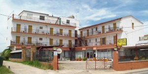  Este hotel sencillo se halla a 5 minutos a pie del centro de San Pere Pescador. Tiene un jardín, un solárium y una zona de conexión Wi-Fi gratuita.