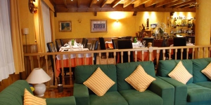  Hostal La Placeta is located in Camprodón, Girona, 20 km from Vallter 2000 Ski slopes. It has a restaurant with bar and rooms with heating and private bathroom.
