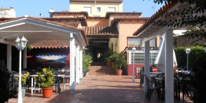  Can Pou is a traditional establishment located in the centre of Vidreres, near Tossa and Lloret de Mar and ideal to make the most of the sea and the mountains. Relax in Can Pou Guest and enjoy the authentic Catalan cuisine, an excellent combination of traditional and contemporary cooking.
