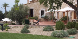  Set on the outskirts of Avinyonet de Puigventós, Mas Falgarona offers free Wi-Fi and features an outdoor pool and sun terrace. The hotel is 7 km from Figueres.