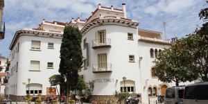  Just off the beach in Tossa de Mar, this family-run hotel offers simple rooms with a private bathroom. Hotel Tonet features a terrace with views of the medieval town.