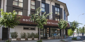  Situated in central Olot, this modern hotel offers a traditional restaurant, a hair salon and air-conditioned rooms with free Wi-Fi. The tour desk can arrange guided visits to the surrounding Garrotxa Volcanic Region.
