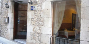  Dit traditionele pension is een charmant stenen gebouw in de oude wijk van Torroella de Montgrí. Er is gratis draadloos internet in de kamers en openbare ruimtes.