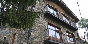  Set in the village of Toses, in the Catalan Pyrenees, Ca La Martra apartments offer a garden with barbecue facilities and free Wi-Fi in all areas. Each apartment is heated and includes a sofa, flat-screen TV and a dining area in the living room.