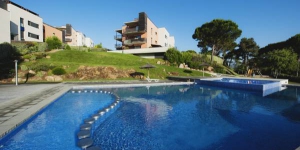  These modern décor apartments are less than 5 minutes’ walk from Sa Boadella beach and 1 km from the centre of Lloret de Mar. The complex offers 2 outdoor swimming pools.