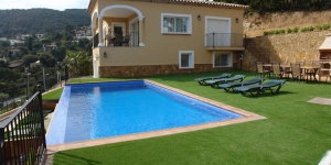  La Casa Mas Ambros, situada en el corazón de la Costa Brava, dispone de piscina al aire libre. Esta moderna casa rural se encuentra en Calonge, a 10 minutos en coche de Palamós y de Platja d'Aro.