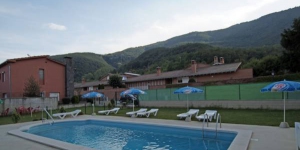  Doté d'une piscine extérieure commune avec vue sur la montagne, le Fonda Finet est situé à Sant Feliu de Pallerols. Il propose un restaurant, situé à 150 mètres, qui sert le petit-déjeuner et des repas faits maison.