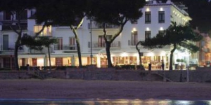  El Hotel Llafranch goza de una ubicación pintoresca en la Costa Brava, en la bahía de Llafranch. Este pequeño hotel ofrece vistas al mar Mediterráneo, conexión wifi gratis y habitaciones con televisiones de pantalla plana.