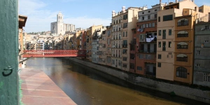  El Onyar River Center Apartments, situado en el centro histórico de Girona, ofrece un apartamento con aire acondicionado y cuenta con conexión Wi-Fi gratuita. El alojamiento está situado junto al río Onyar y goza de vistas a la catedral de Girona.