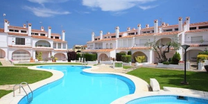  Mar Blau 1 is a terraced house in the resort, 1.5 km from the centre of St Antoni de Calonge, 800 m from the sea.