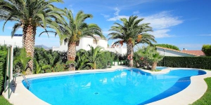  Aptos Palmiers I Apartment Llanca is located 5 km from Port De La Selva, just 50 m from the sea. Facilities (for shared use): grounds (6'000 m2), swimming pool (17 x 7 m, 01.