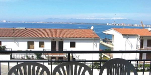  This is a four-room apartment on 1st floor, located 2.5 km from the centre of Roses and 900 m from the sea.