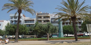   Alójate en el centro de Rosas  Apartment block Apartment Av Rhode 89 Roses has 5 storeys in the centre of Roses, in a central position. It is only 25 m from the sea, directly by the beach, road to cross, on a main road.
