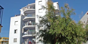  Apartment block "Nuvol Blau" contains 5 storeys in the district of Santa Margarita. It is located 3 km from the centre of Roses, 200 m from the sea and 100 m from the beach.