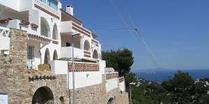  This is a one-room apartment 50 m2 on 1st floor, located 5 km from the centre of Begur and 1.5 km from the sea.