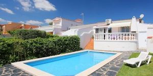  This 4-room house, directly by the canal, is located 2.8 km from the sea and 2.