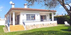  Holiday Home Montgri 151 Empuriabrava is a 3-room house 65 m2. It is located in the district of Montgrí, 600 m from the centre of Empuriabrava, in a sunny position, 1 km from the sea.