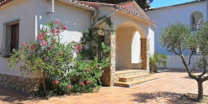  This is a five-room house 80 m2, on the ground floor, located 2 km from the centre of L'Escala, 400 m from the sea and 800 m from the beach. It has a living/dining room with open fireplace.