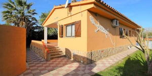  Holiday home Don Felipe is situated outside of resort, 3 km from the centre of L'Escala, in a quiet, sunny position, 150 m from the sea. This is a 5-room house with air-conditioning and covered with WIFI internet.