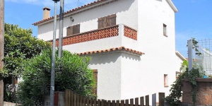  This is a four room house on 2 levels, 2 km from the center of L'Escala. There is a living/dining room with open fireplace and TV (flat screen TV).