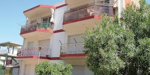  El Port: Apartment block. In the resort 100 m from the centre of Llançà, in a central position, 350 m from the sea.